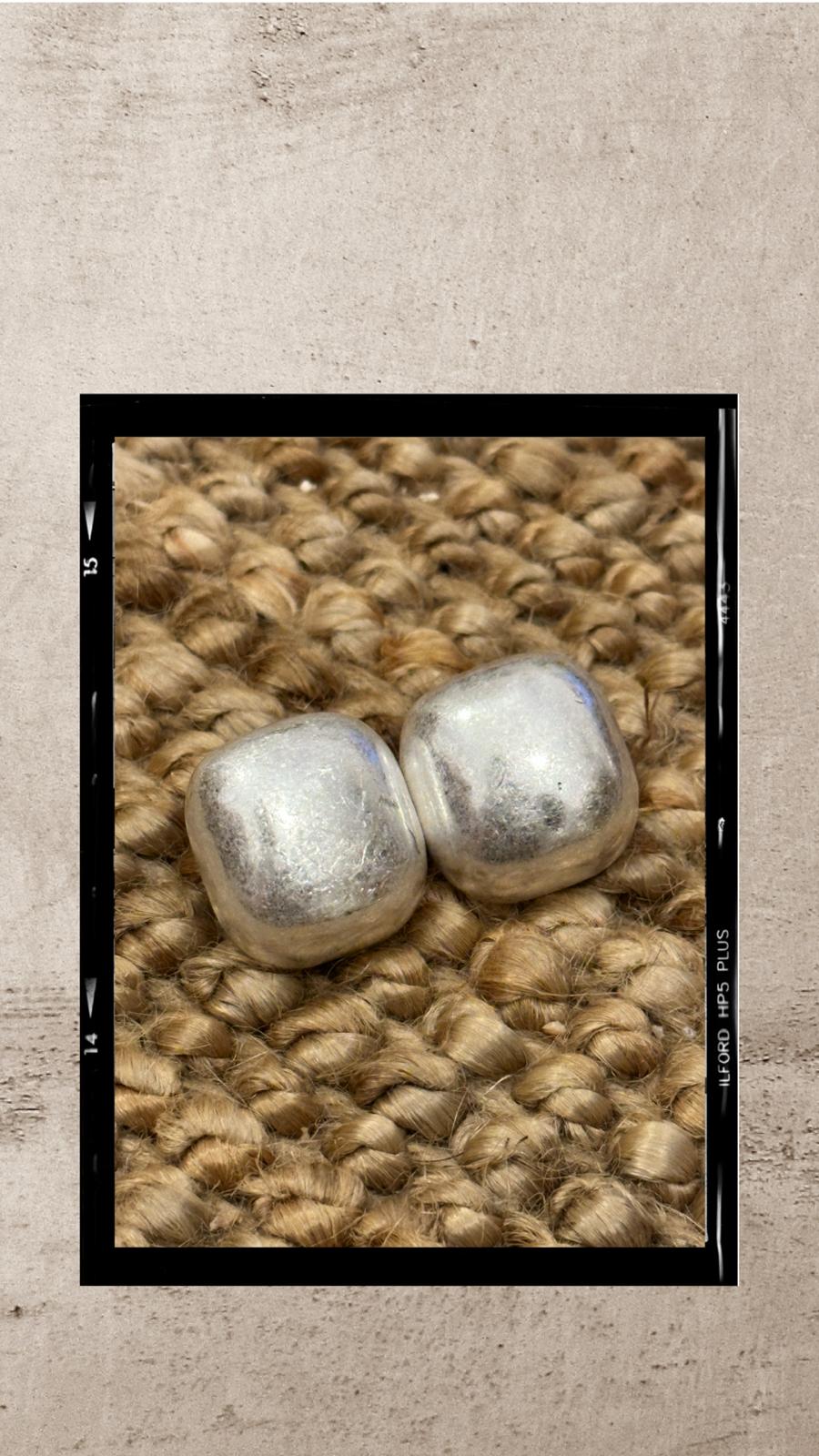 PENDIENTES BOTÓN PLATEADO