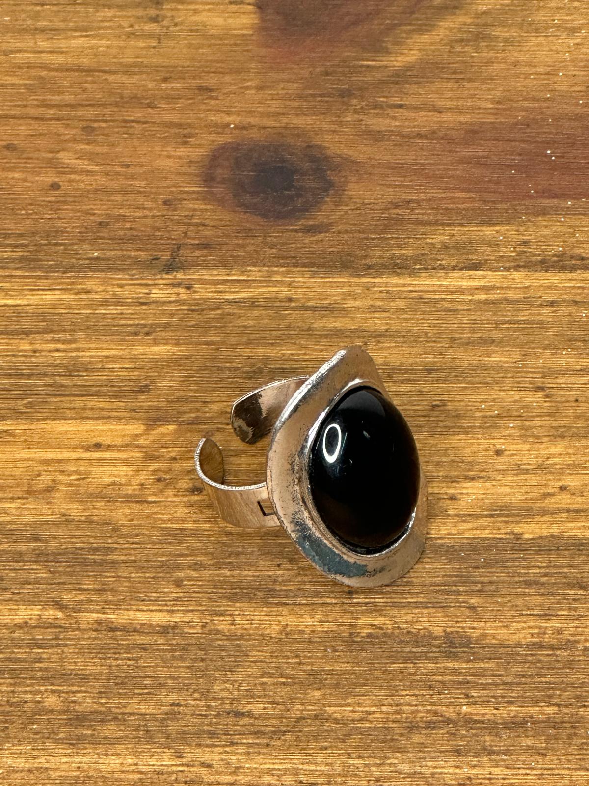 ANILLO PLATEADO RESINA NEGRA