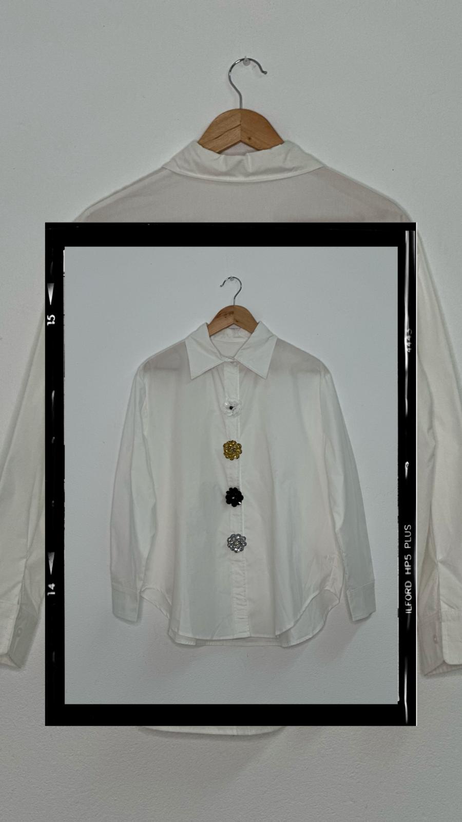 CAMISA BOTÓN FLORES CRUDA