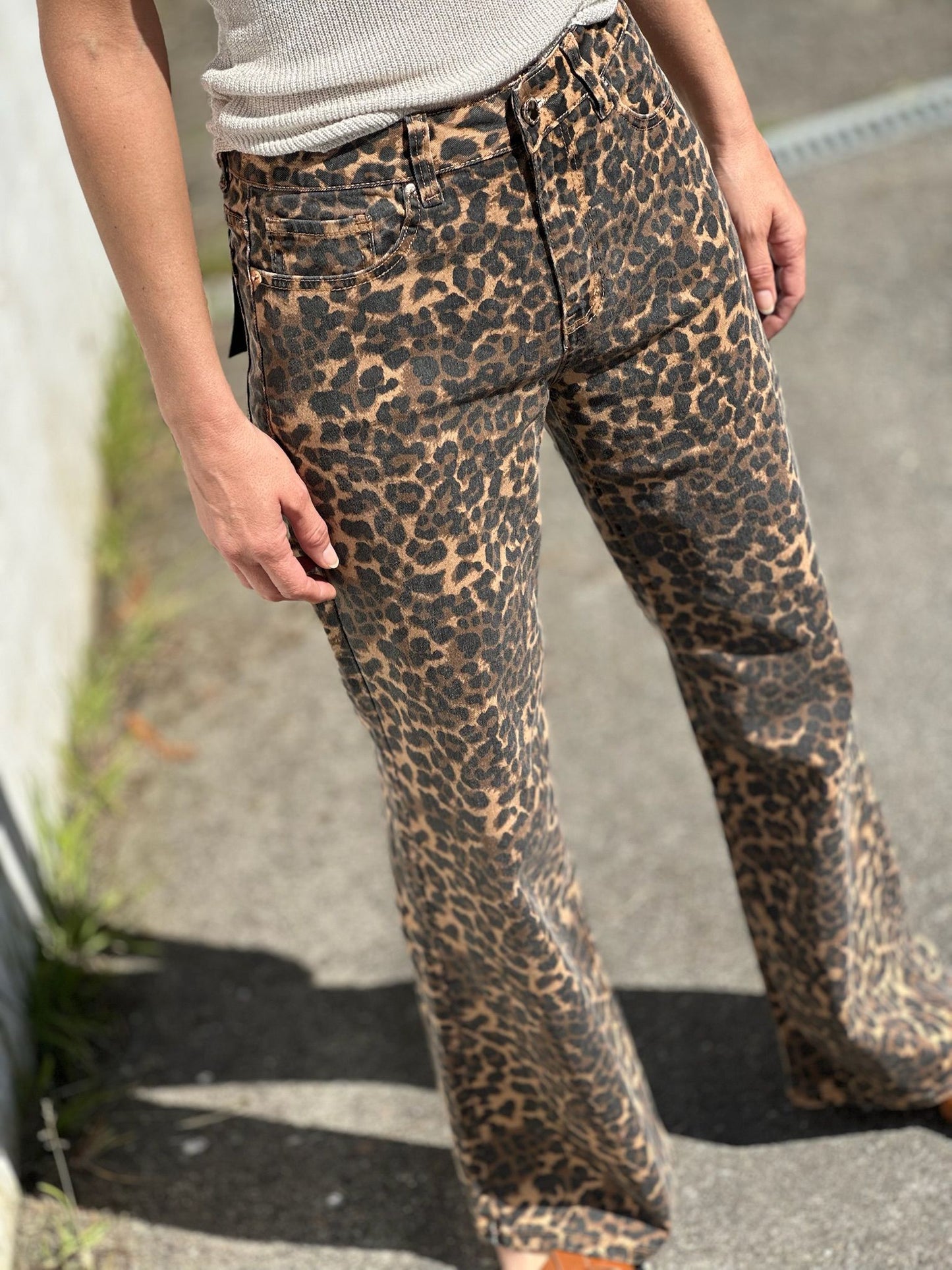 PANTALON VAQUERO LEOPARDO