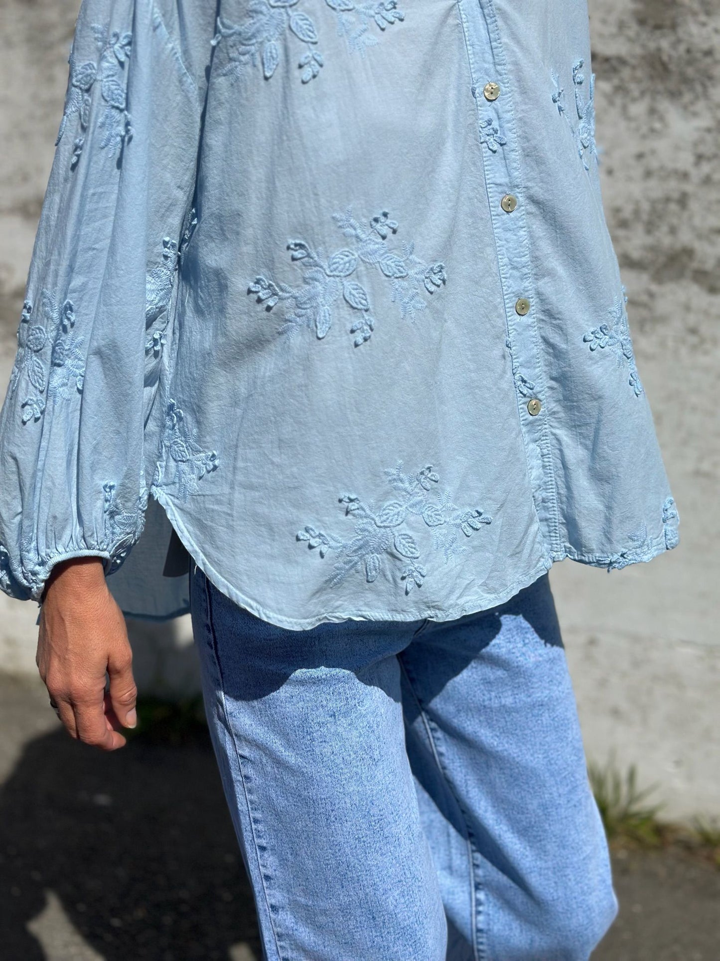 CAMISA AZUL BORDADA
