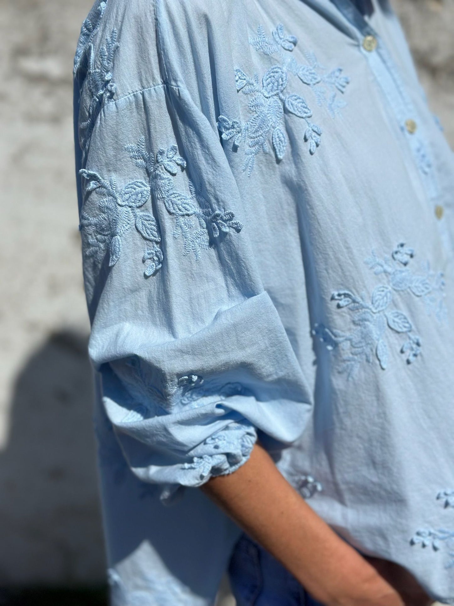 CAMISA AZUL BORDADA