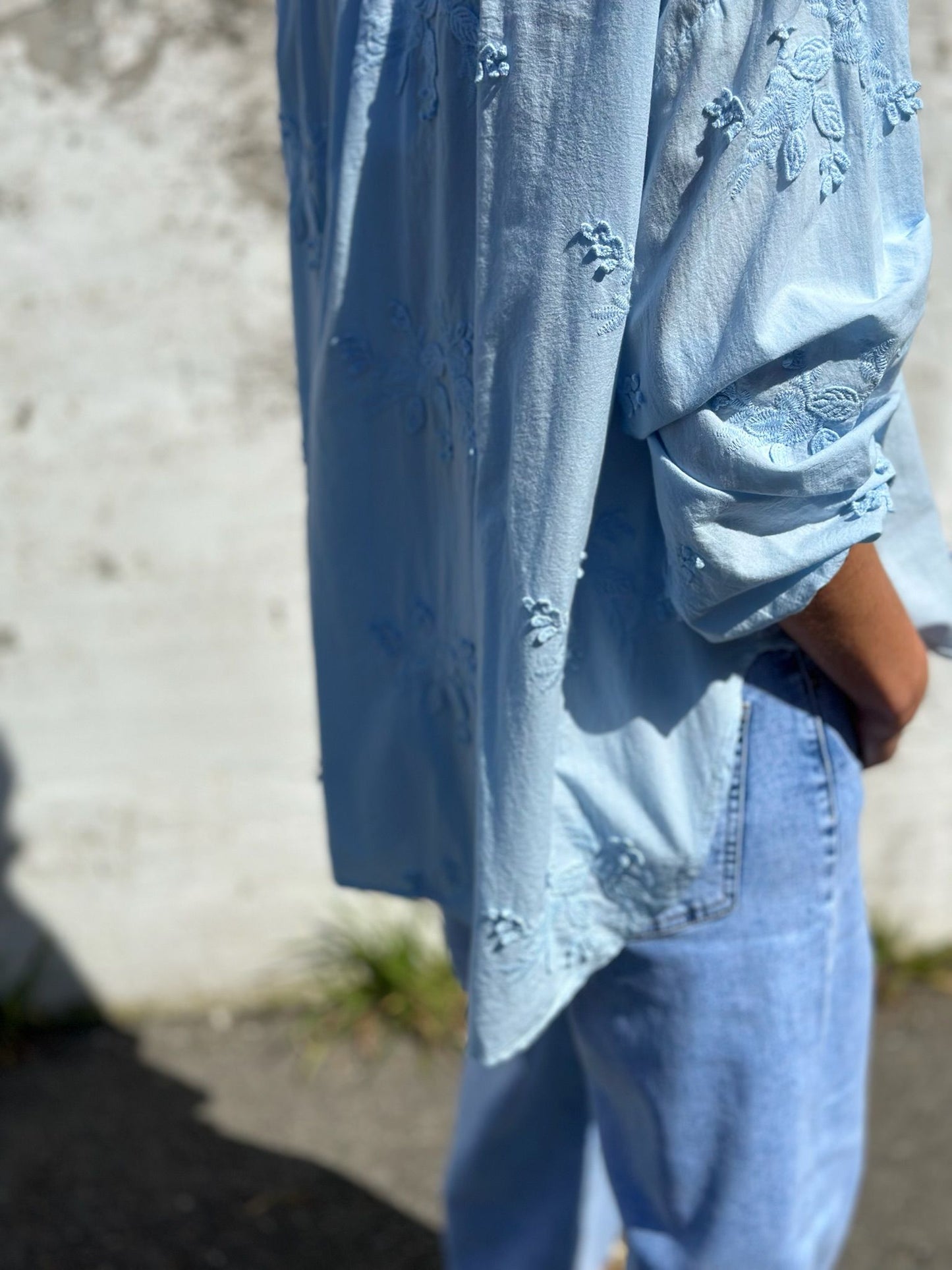 CAMISA AZUL BORDADA