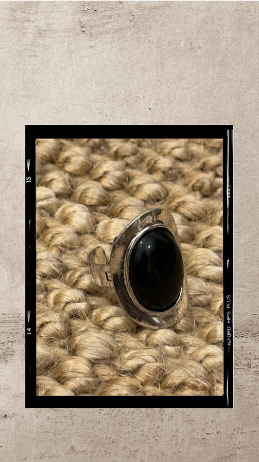 ANILLO PLATEADO RESINA NEGRA