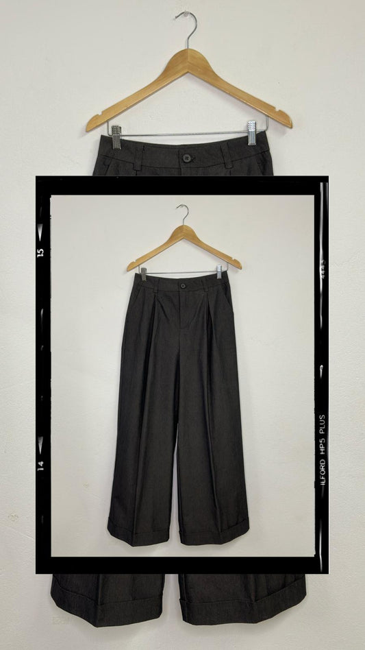 PANTALÓN GRIS PINZAS
