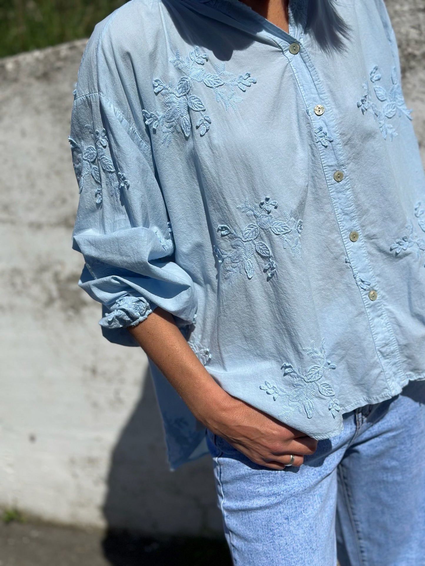 CAMISA AZUL BORDADA