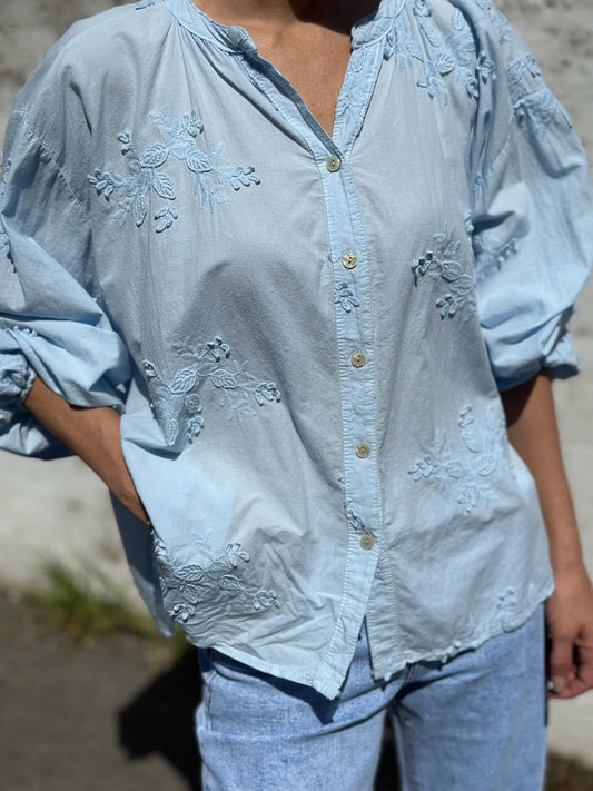 CAMISA AZUL BORDADA
